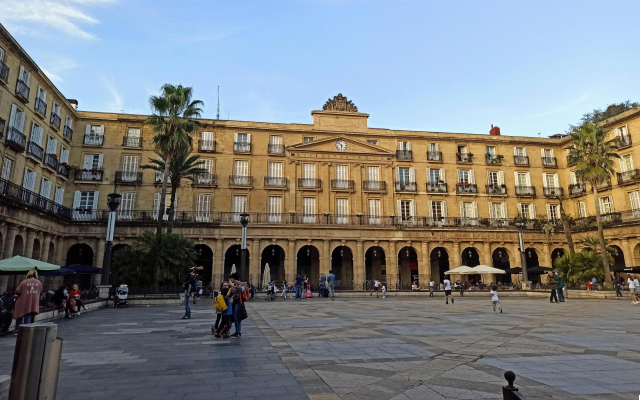 La Plaza Nueva: Ecos de Ayer y Hoy